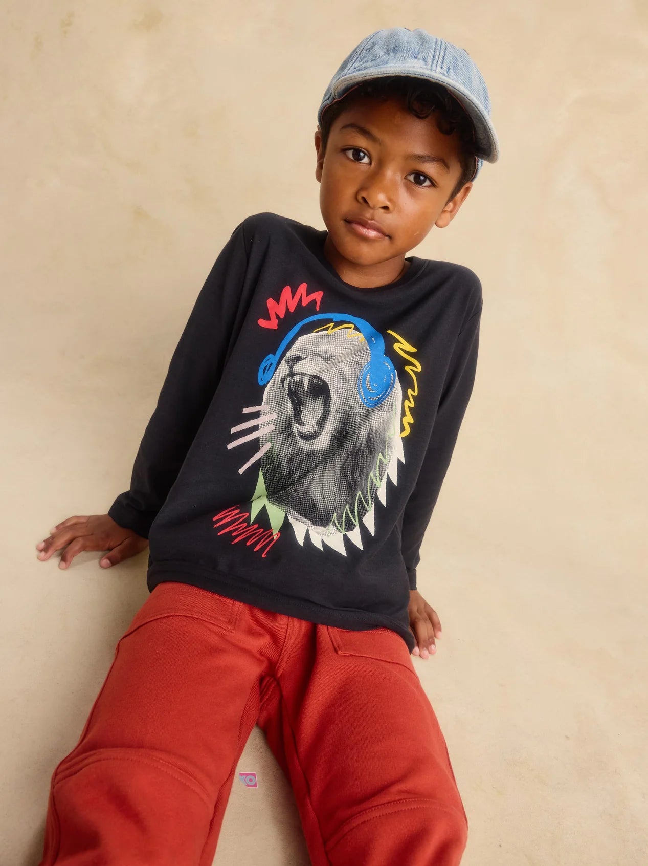 Tea Jet Black | Roaring Beats Lion Graphic Tee